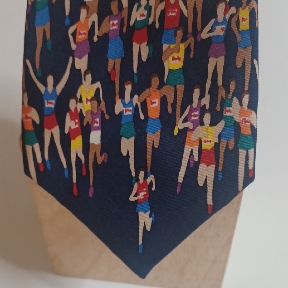 Colorful Runner Pattern Tie - Picture 3 of 12